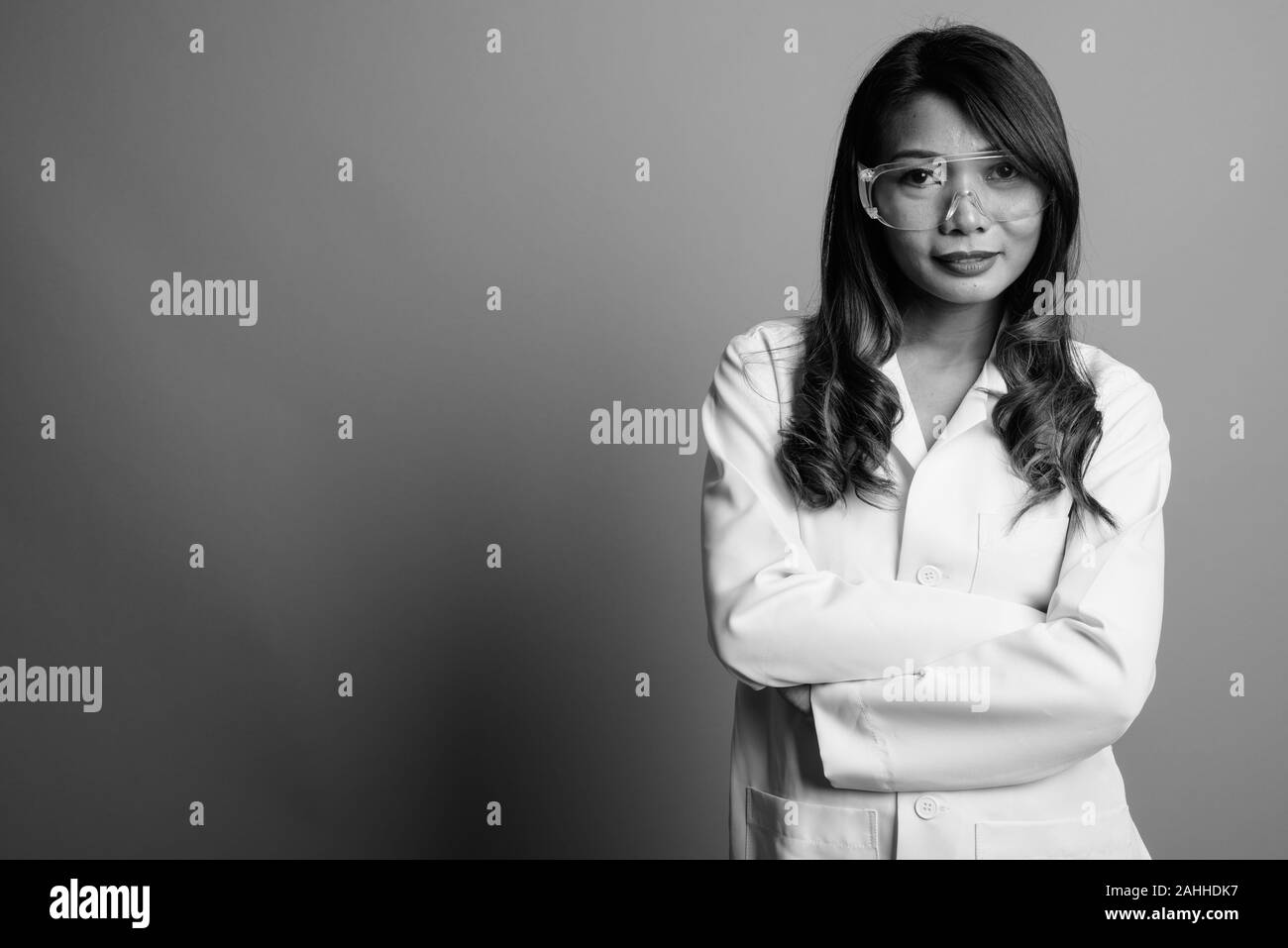 Portrait of Asian woman médecin comme chercheur scientifique à lunettes de protection Banque D'Images