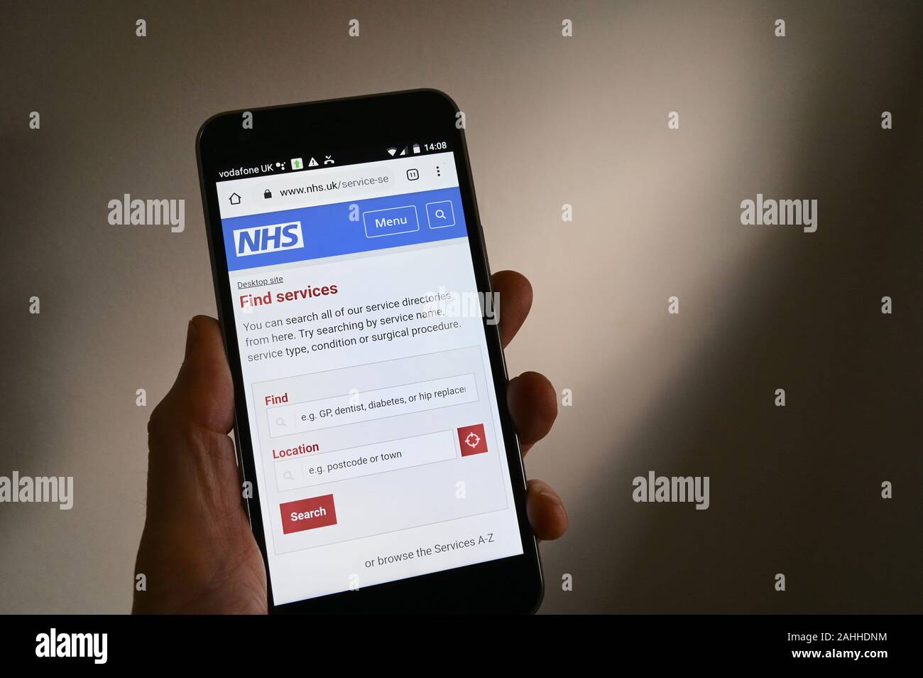 L'affichage de l'écran du téléphone portable Site Web du NHS. Trouver des services section. Banque D'Images