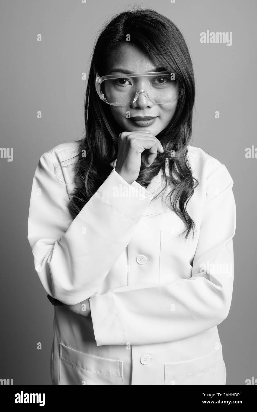 Portrait of Asian woman médecin comme chercheur scientifique à lunettes de protection Banque D'Images