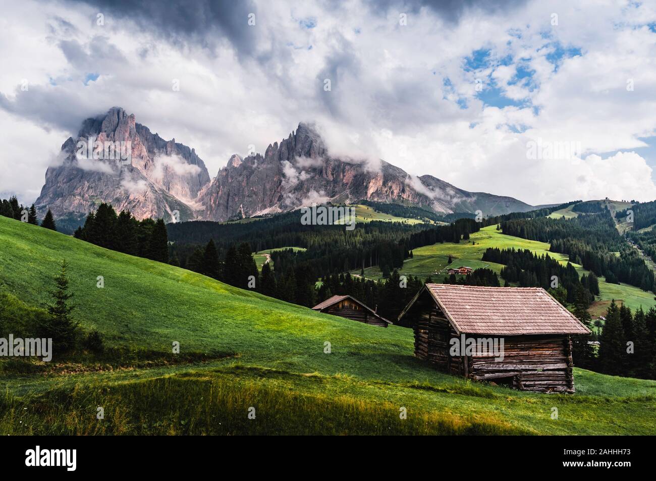 Quelques photos de la belle, Sudtirol Seiser Alm, un lieu célèbre pour les vacances, avec ses prairies de fleurs, les pics, et des chalets. Banque D'Images