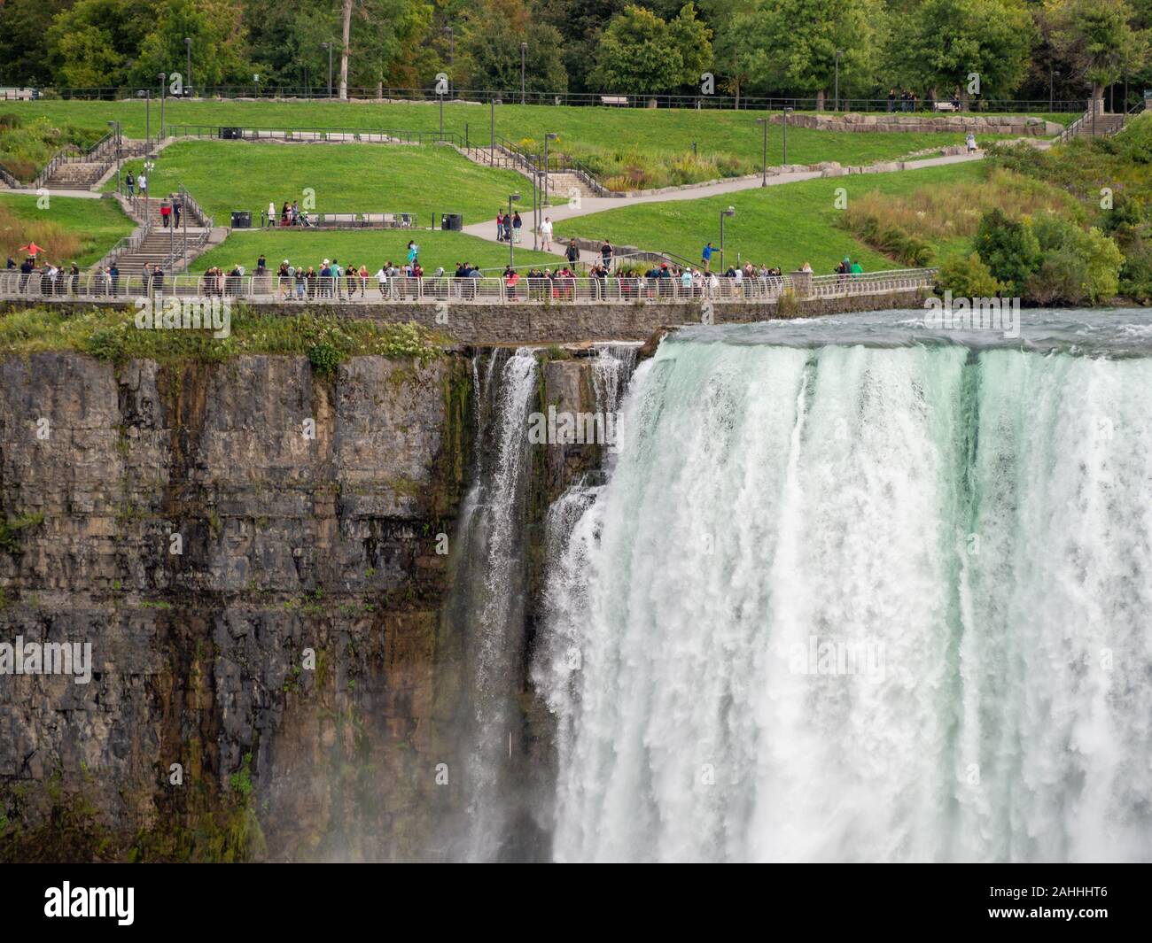 Niagara Falls, État de New York, États-Unis d'Amérique et Canada le bord de Falls, ville de côté ville américaine et canadienne, chute de l'eau et de brume Banque D'Images