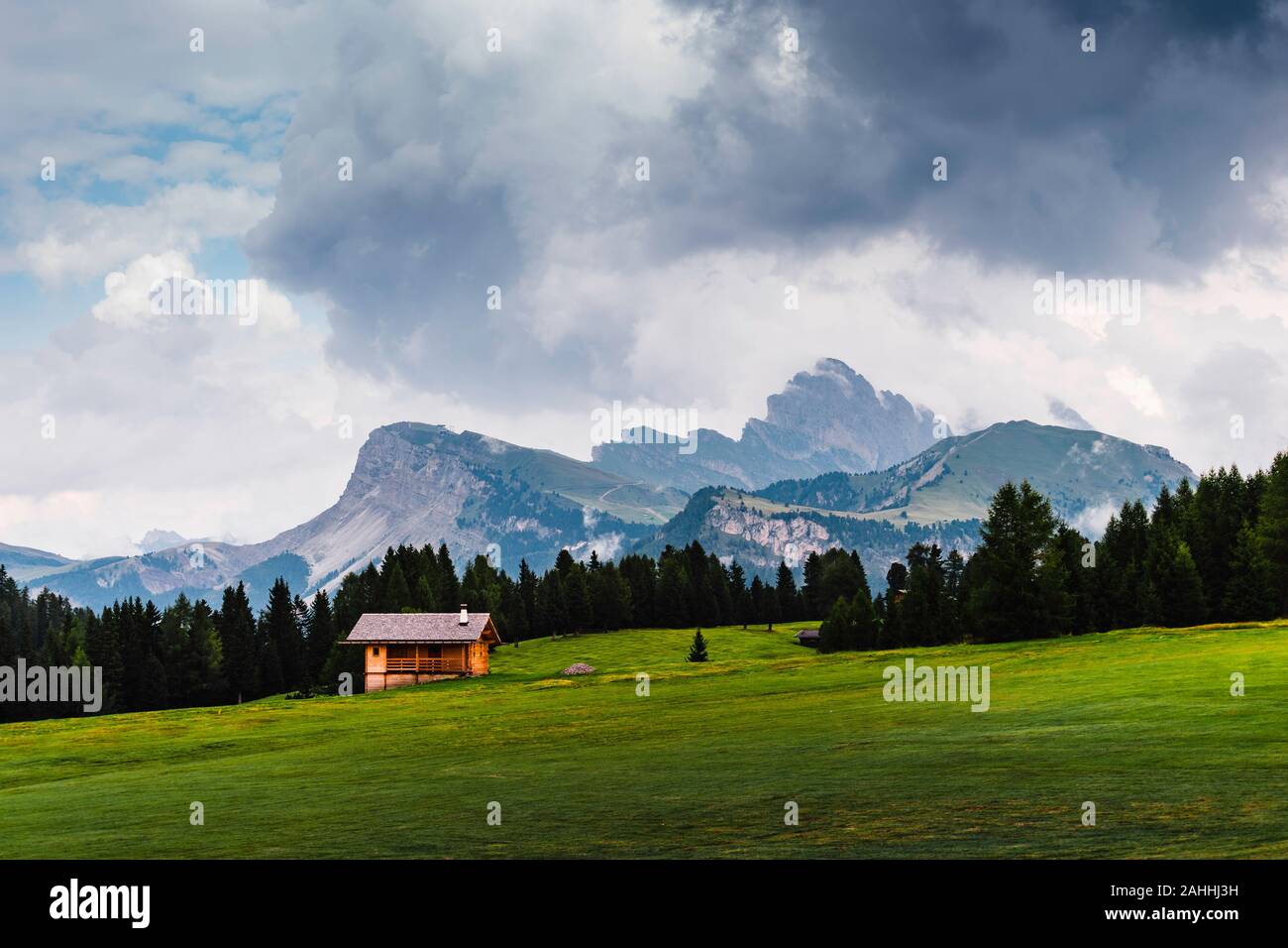 Quelques photos de la belle, Sudtirol Seiser Alm, un lieu célèbre pour les vacances, avec ses prairies de fleurs, les pics, et des chalets. Banque D'Images