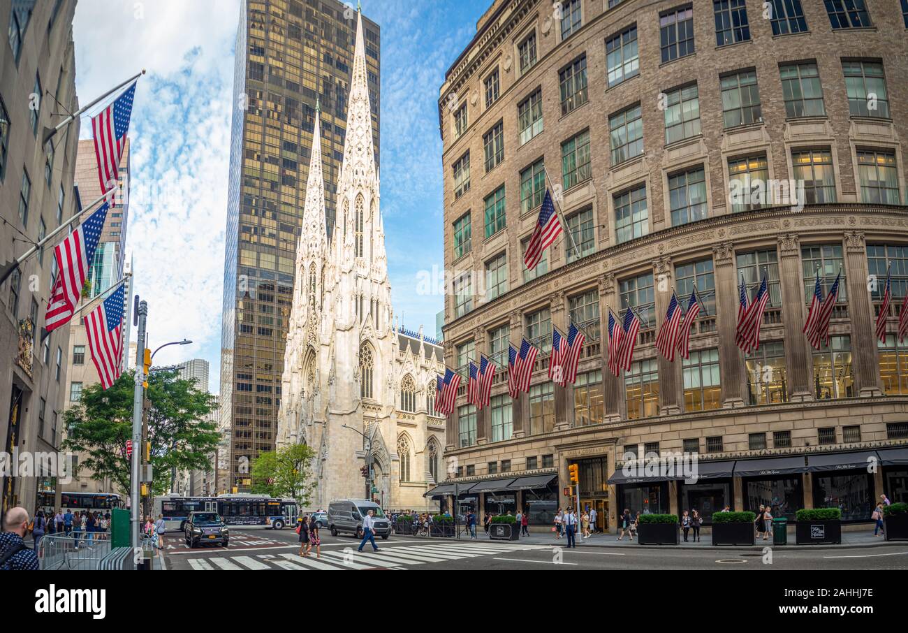 Manhattan, New York City, États-Unis d'Amérique - la cathédrale St Patrick à côté de Rockefeller Center Plaza, 5e ave, festival de rue, des drapeaux américains Banque D'Images