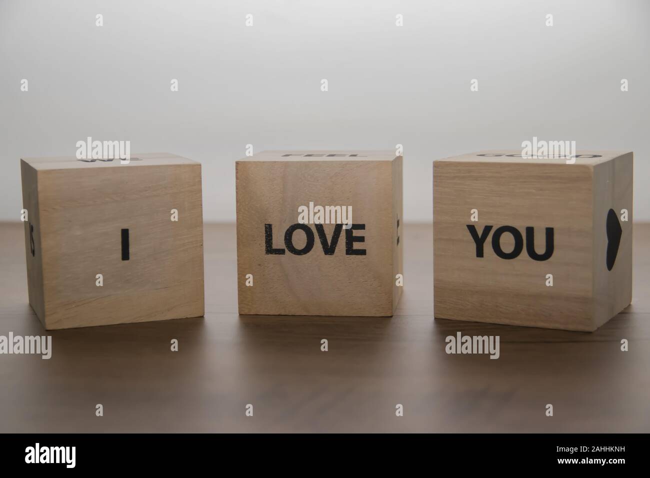 Cubes en bois avec des mots de sentiments Banque D'Images
