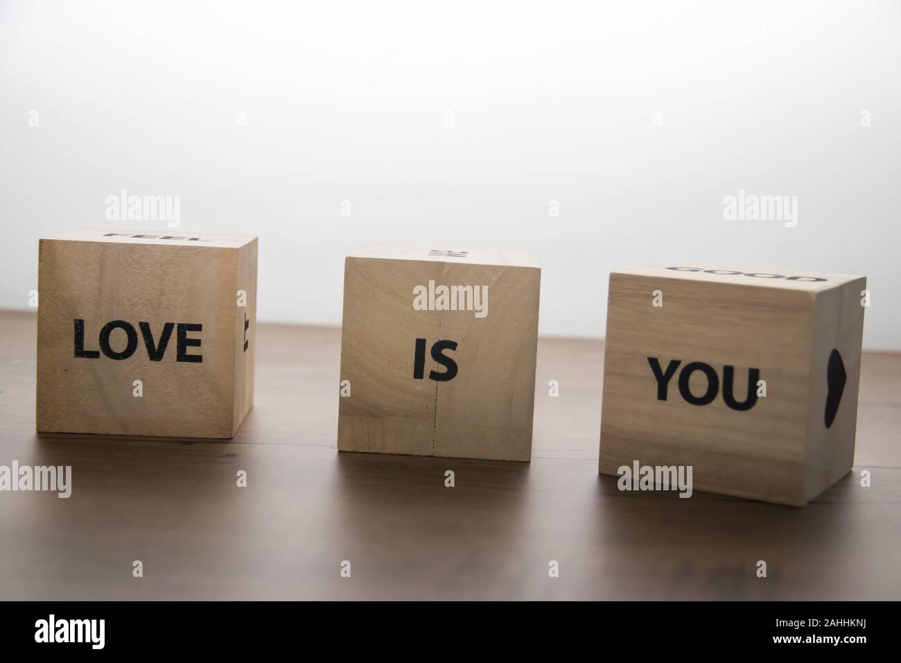 Cubes en bois avec des mots de sentiments Banque D'Images