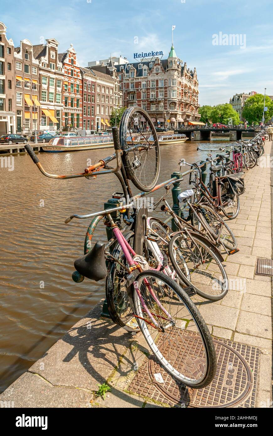 Vieux vélos garés sur une gracht dans le centre-ville d'Amsterdam, Pays-Bas. Banque D'Images