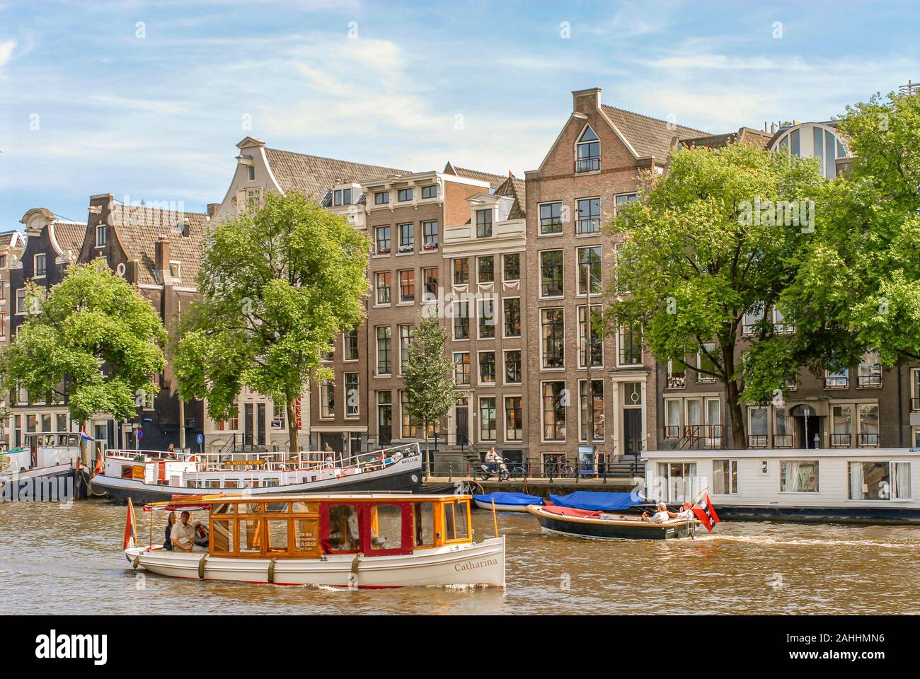 Bateau touristique typique dans un canal d'eau à Amsterdam, Pays-Bas Banque D'Images