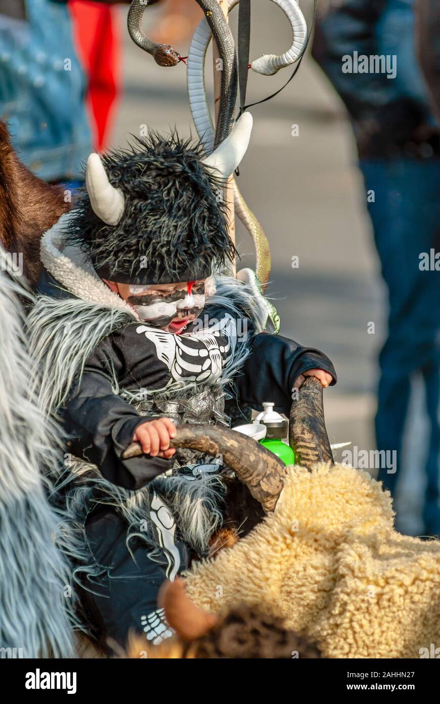 Bébé habillé dans un costume de carnaval pour le carnaval de Lucerne, Suisse Banque D'Images