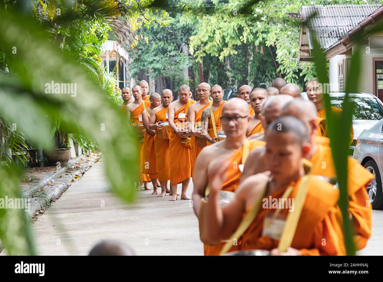 Phuket - Thaïlande, 7 mai 2019 : Beaucoup de Thai moine debout dans un roll holding bol d'aumône dans la zone du temple en attente de l'offre alimentaire, cas Banque D'Images