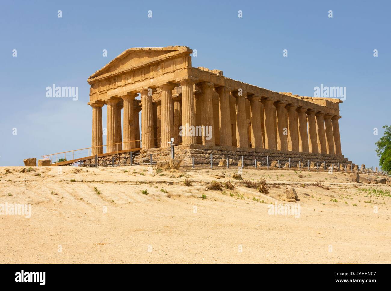 Le temple de Concordia est un ancien temple grec dans la Valle dei Templi à Agrigente, sur la côte sud de la Sicile, en Italie. Banque D'Images