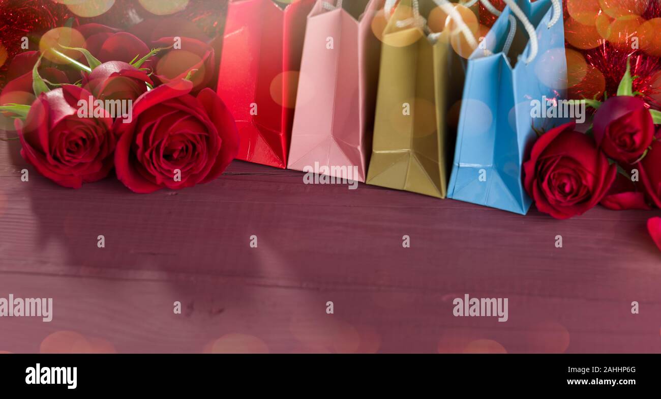 Des sacs colorés et roses sur table en bois Banque D'Images
