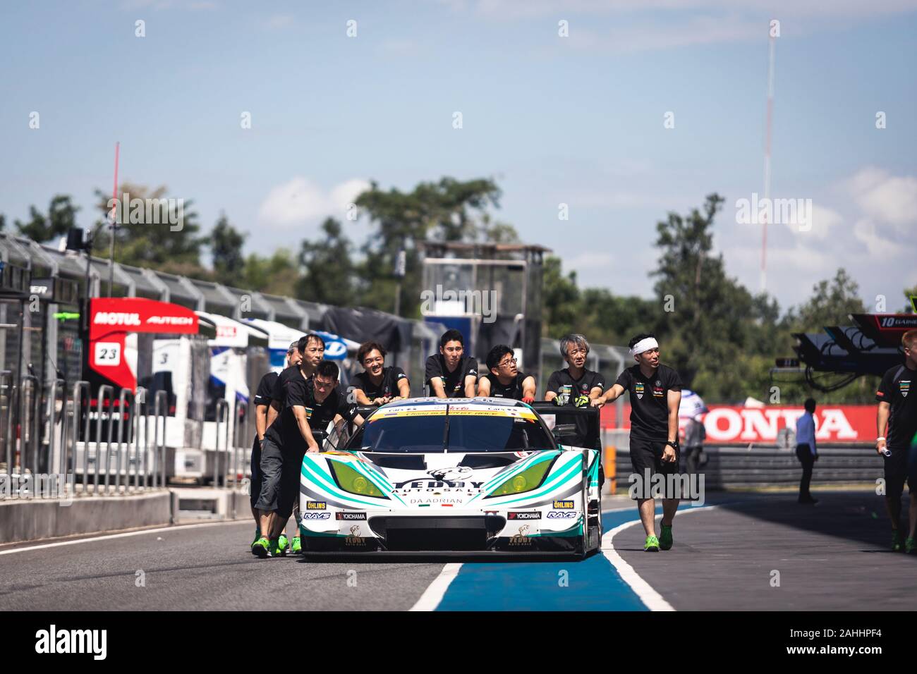 Buriram, Thaïlande - 28 juin 2019 Thaïlande : match racing SuperGT japonais, l'un des team - Teddy, poussant leur propre voiture de course ensemble sur la fosse à pied Banque D'Images