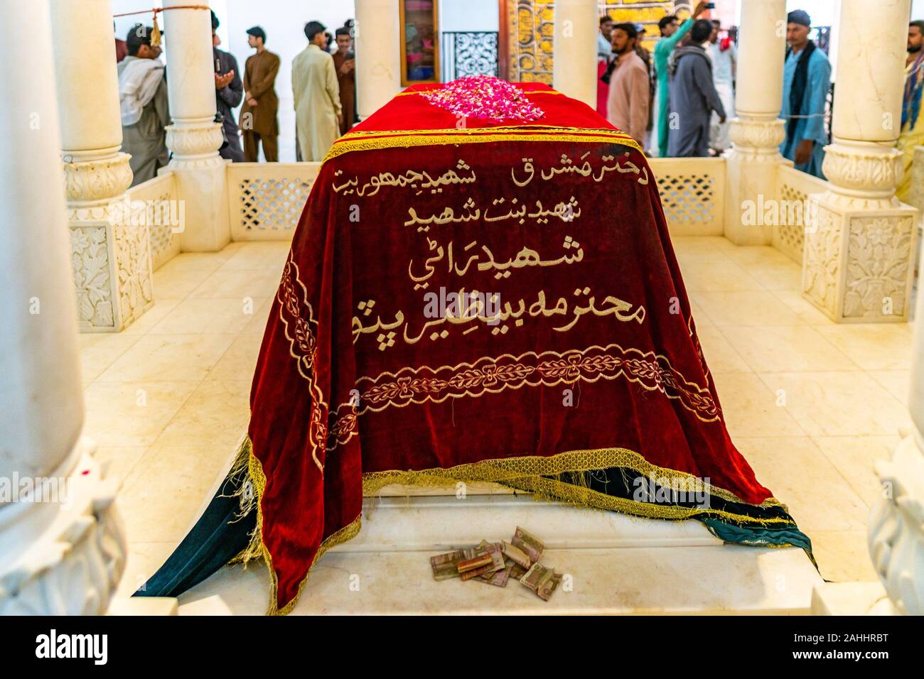 Mausolée de la famille Bhutto Larkana pittoresque vue de l'intérieur de la tombe du martyr Benazir Shaheed couverts avec script arabe Ourdou Banque D'Images