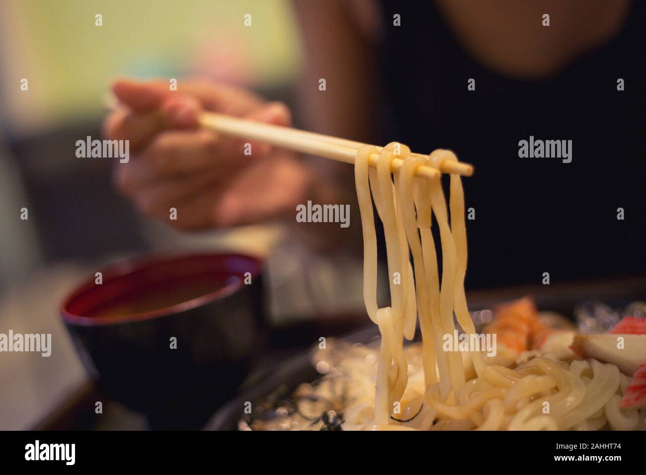 Libre utilisation dame de prendre une baguette jusqu'noodel pour manger. Soba avec des fruits de mer, des nouilles froides du Japon Servir avec du crabe et shimp la consommation de viande au miso afin Banque D'Images