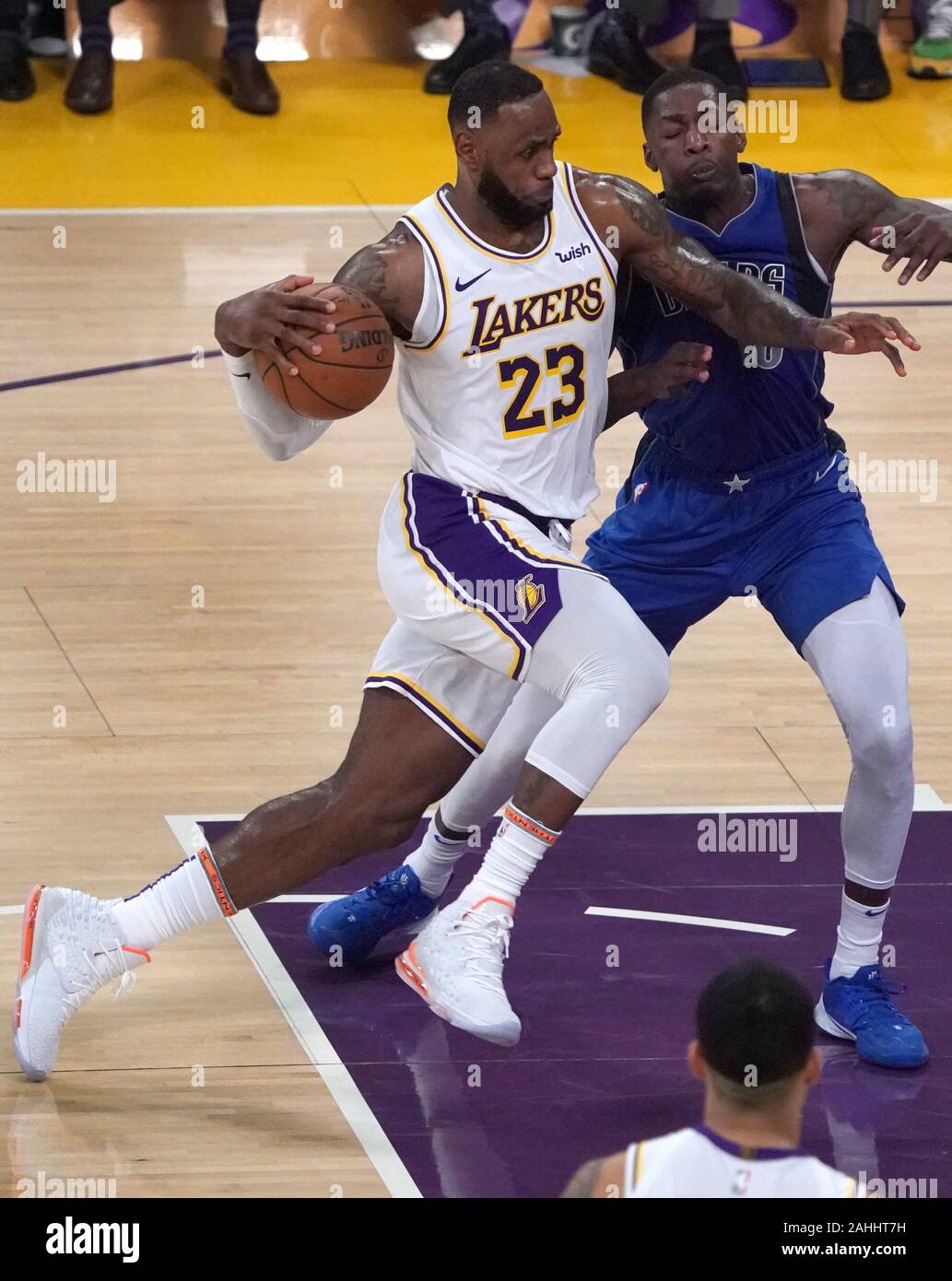 Los Angeles, United States. Dec 29, 2019. Los Angeles Lakers LeBron James durs sur Dallas Mavericks Dorian Finney-Smith au Staples Center de Los Angeles Dimanche, Décembre 29, 2019. Photo par Jon SooHoo/UPI UPI : Crédit/Alamy Live News Banque D'Images