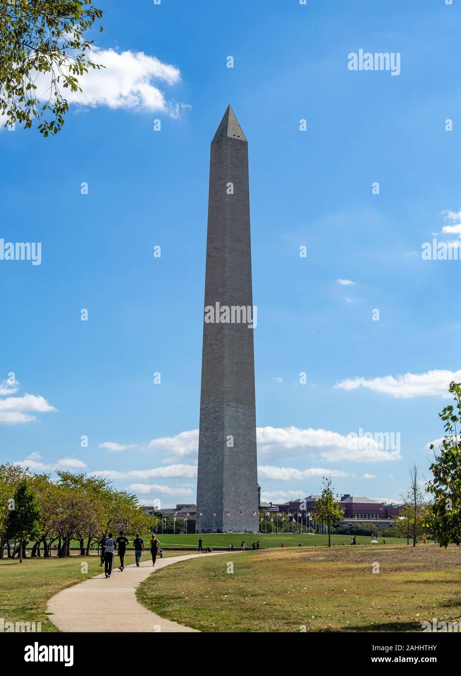 Washington, District of Columbia, United States of America - Washington monument park, obélisque sur national mall, des drapeaux américains et Capitole Banque D'Images