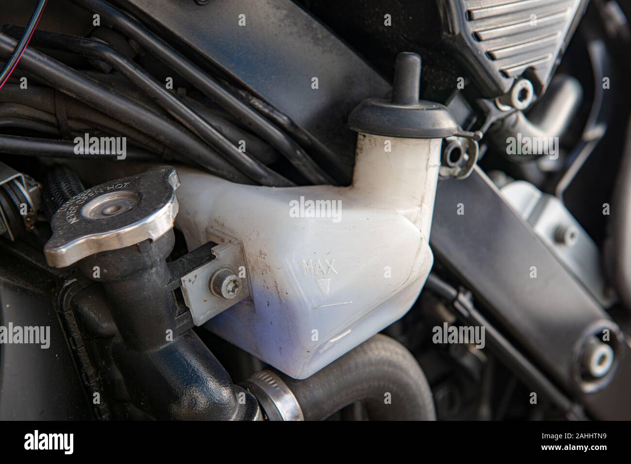 Un gros plan du réservoir de liquide de refroidissement de moto Photo Stock  - Alamy