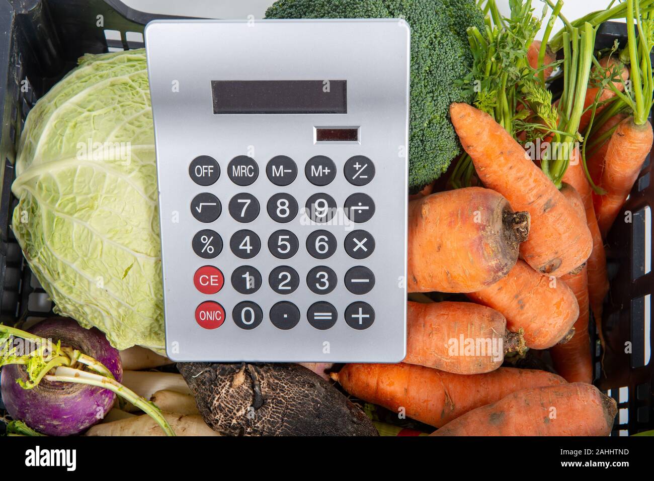 La forte hausse des prix des légumes, calculatrice Banque D'Images