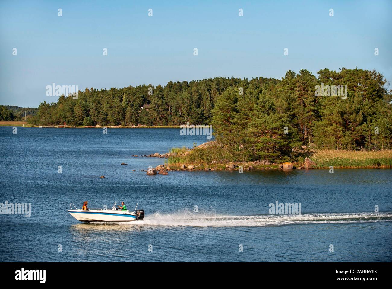 En bateau ou l'île de Korppoo Korpo côte sud-ouest de la Finlande, Korpostrom archipel de Turku. L'archipel ou Saariston rengastie rocade est plein de thi Banque D'Images