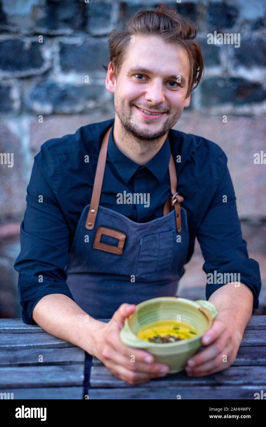 Chef, William Hellgren au fabuleux restaurant Backpocket dans l''hôtel Nestor dans l'île de Korppoo Korpo, Korpostrom ou côte sud-ouest de la Finlande Turku archi Banque D'Images