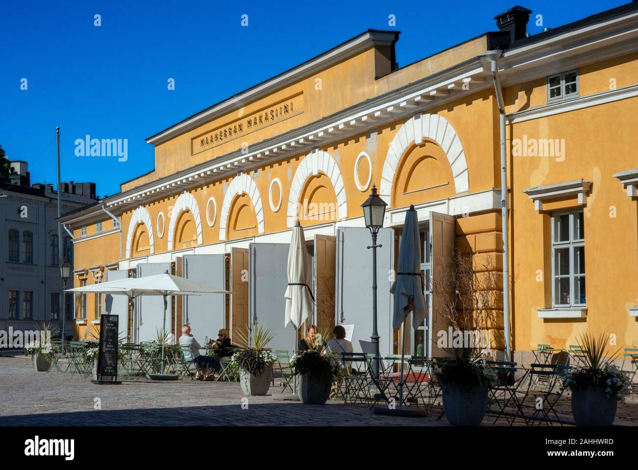 Ancien bâtiment du Maaherran Makasiini contemporain expositions d'art à Turku. Restaurant à l'extérieur. Banque D'Images