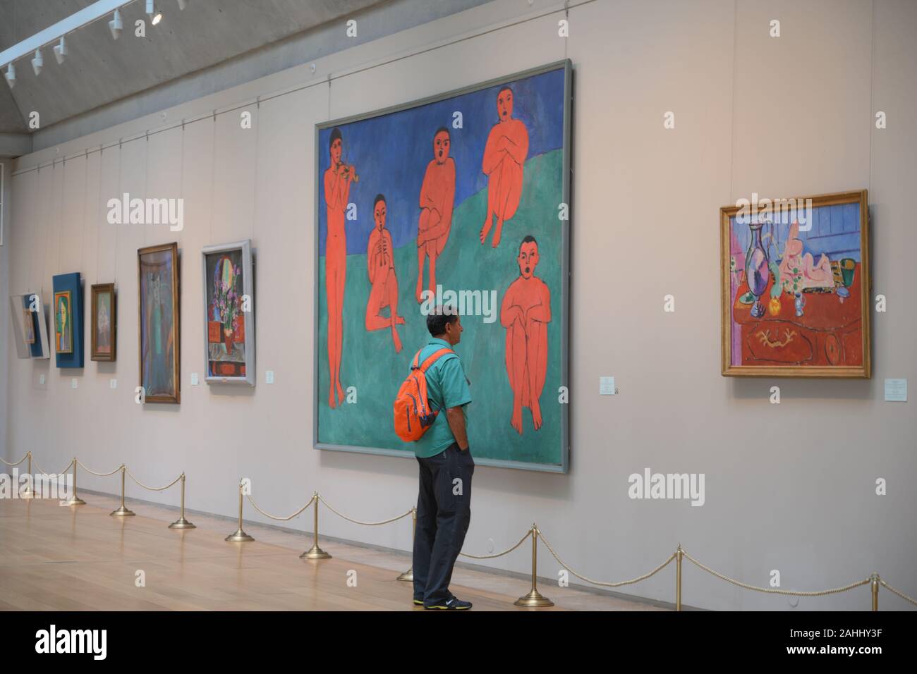 Un homme habillé dans les couleurs de l'impressioniste français Henri Matisse, chef-d'œuvre de 'Music', admire la peinture dans le bâtiment du personnel général du musée de l'Ermitage Banque D'Images