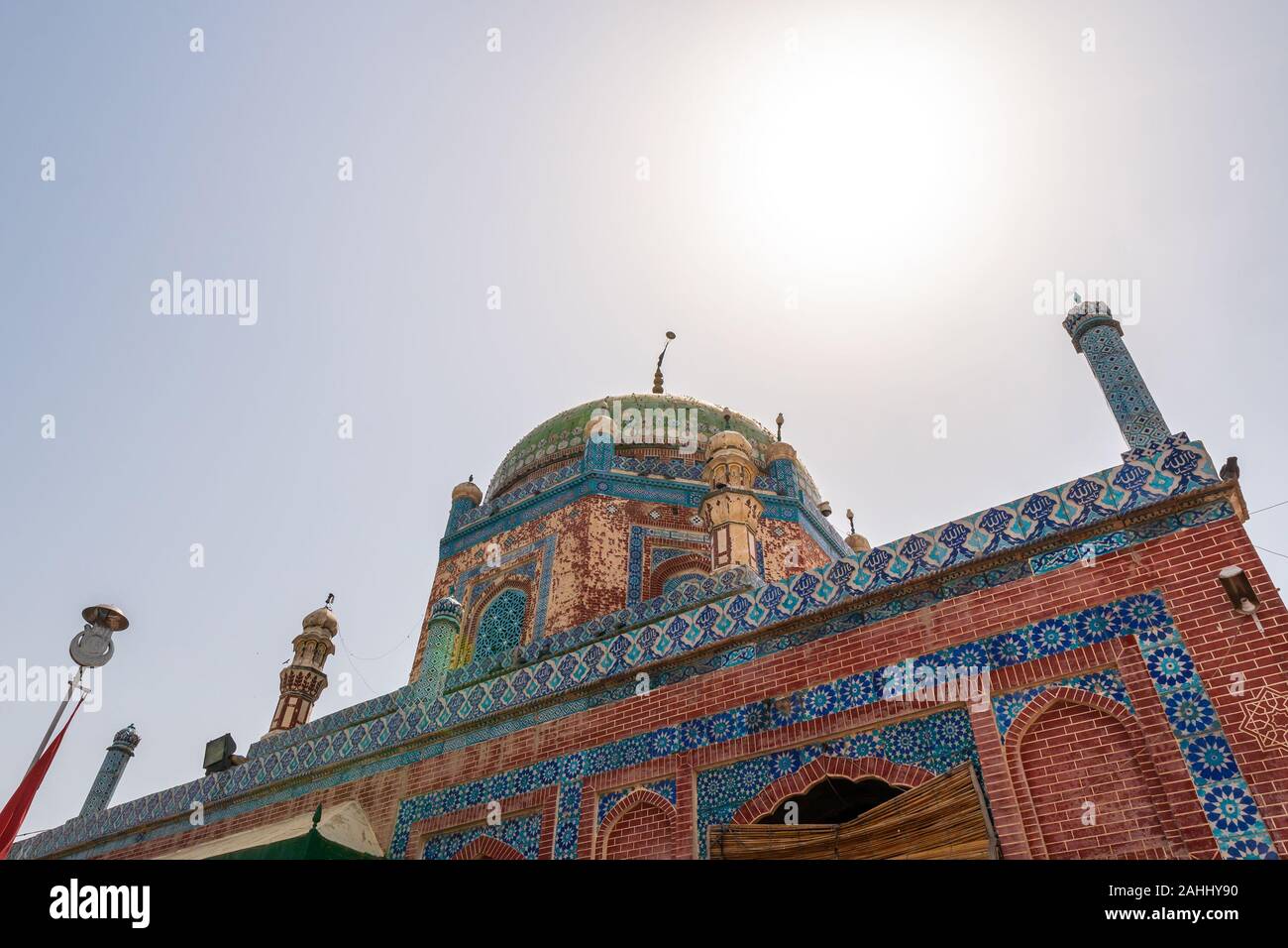 Multan Hazrat Shah Shams Sabzwari culte Vue pittoresque de la coupole sur un ciel bleu ensoleillé Jour Banque D'Images