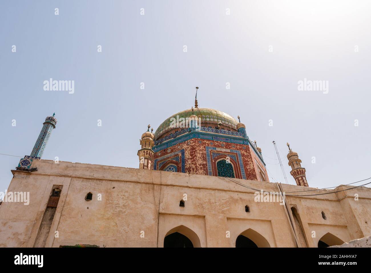 Multan Hazrat Shah Shams Sabzwari culte Vue pittoresque de la coupole sur un ciel bleu ensoleillé Jour Banque D'Images