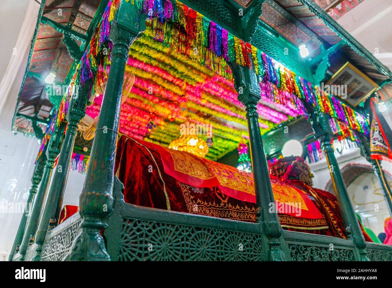 Multan Hazrat Shah Shams Sabzwari culte Vue pittoresque de la Grave cercueil sur un ciel bleu ensoleillé Jour Banque D'Images