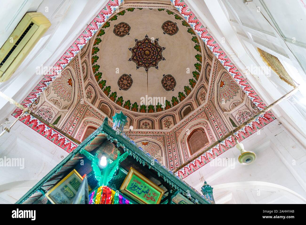 Multan Hazrat Shah Shams Sabzwari culte vue pittoresque du plafond sur un ciel bleu ensoleillé Jour Banque D'Images