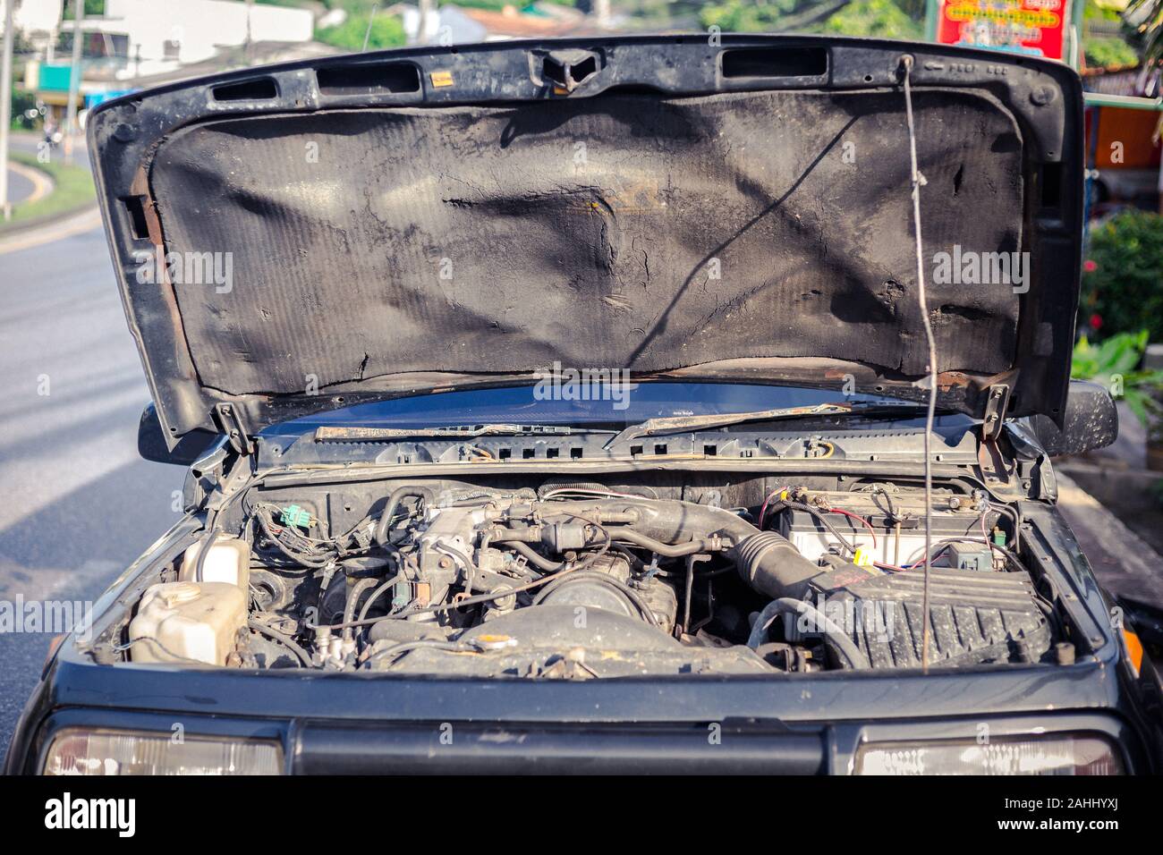 Ouvrir un capot de voiture show vieux et sale batterie et certains machine moteur Banque D'Images