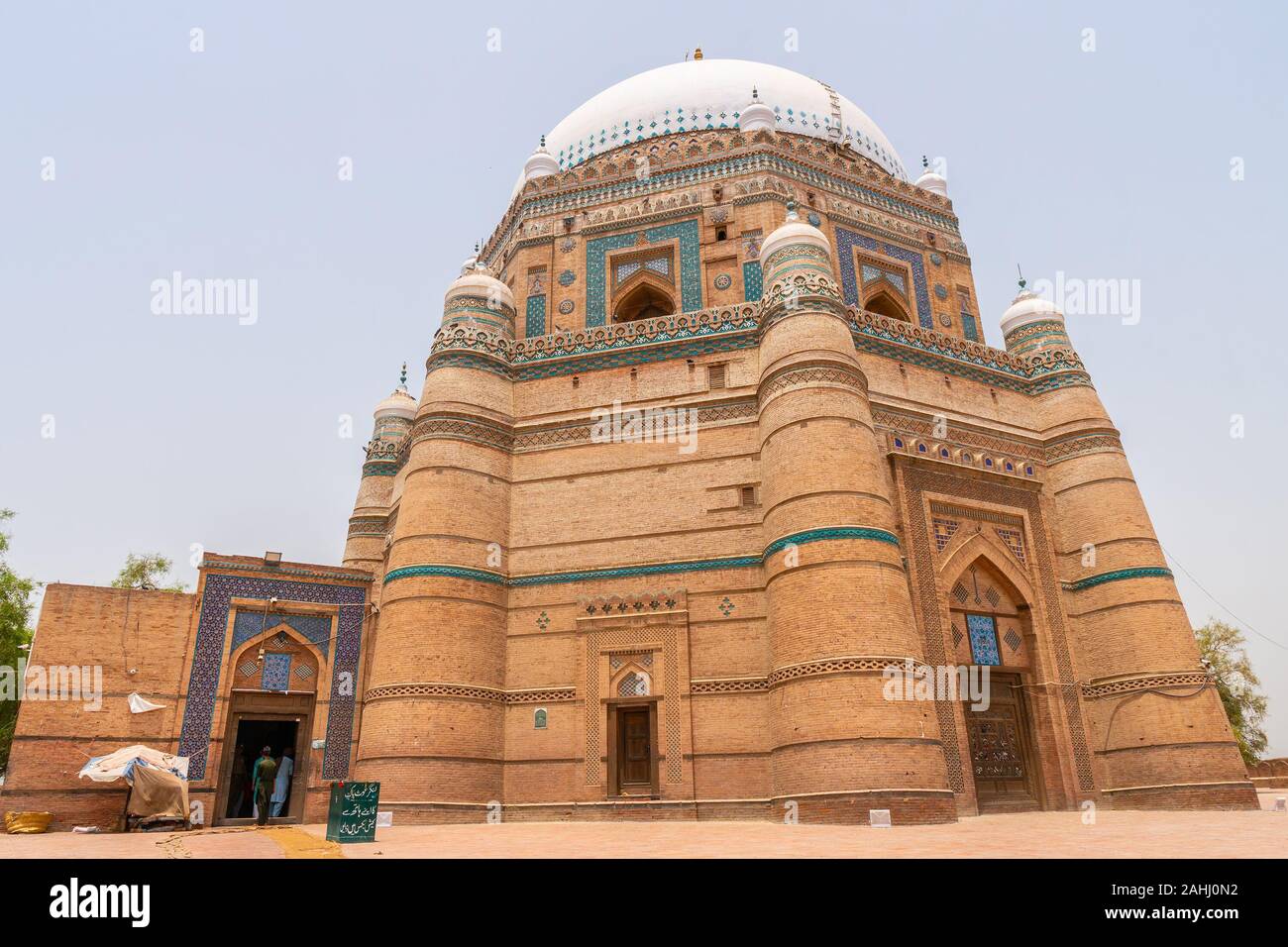 Multan Rukn-e Shah Alam-Tombeau Soufi Tughluq à couper le souffle pittoresque vue sur un ciel bleu ensoleillé Jour Banque D'Images