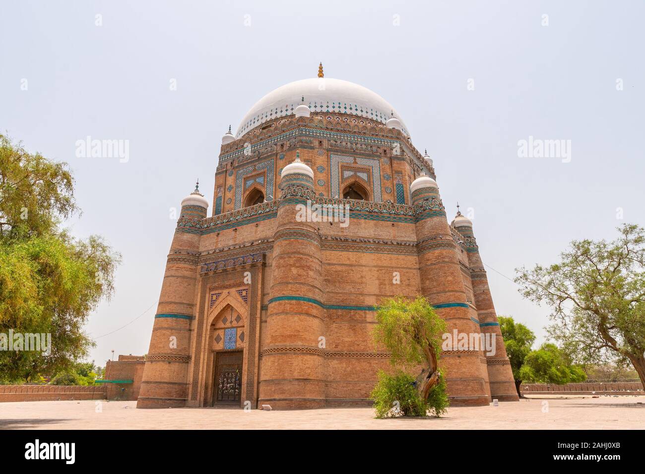 Multan Rukn-e Shah Alam-Tombeau Soufi Tughluq à couper le souffle pittoresque vue sur un ciel bleu ensoleillé Jour Banque D'Images