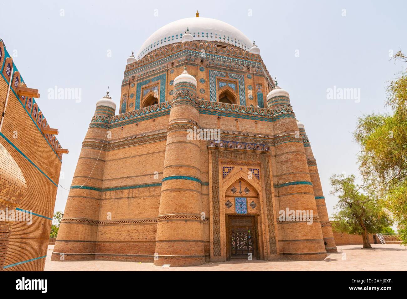 Multan Rukn-e Shah Alam-Tombeau Soufi Tughluq à couper le souffle pittoresque vue sur un ciel bleu ensoleillé Jour Banque D'Images