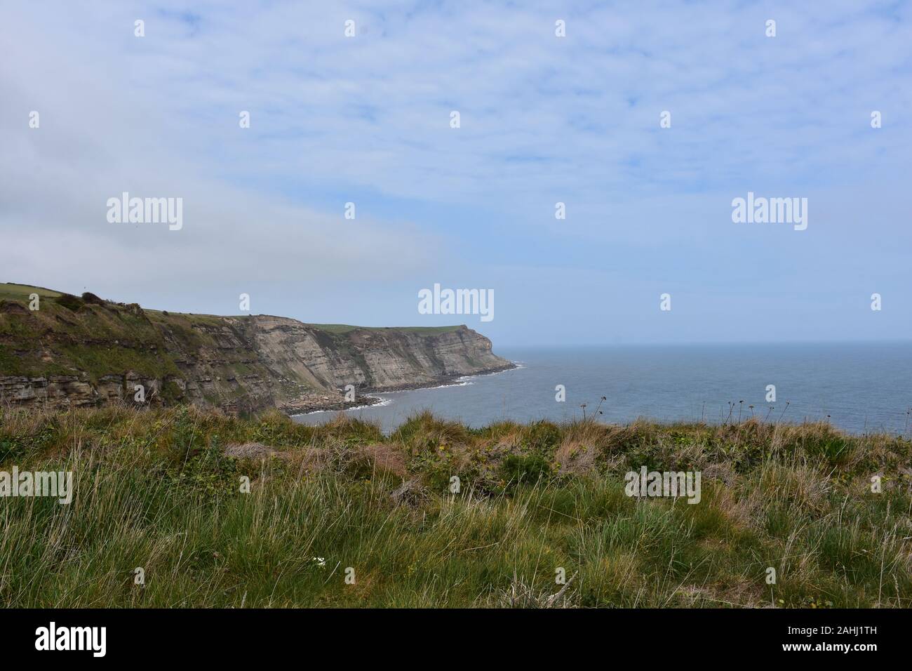 Vue imprenable sur mer falaises avec une vue panoramique le long de Robin Hood's Bay. Banque D'Images