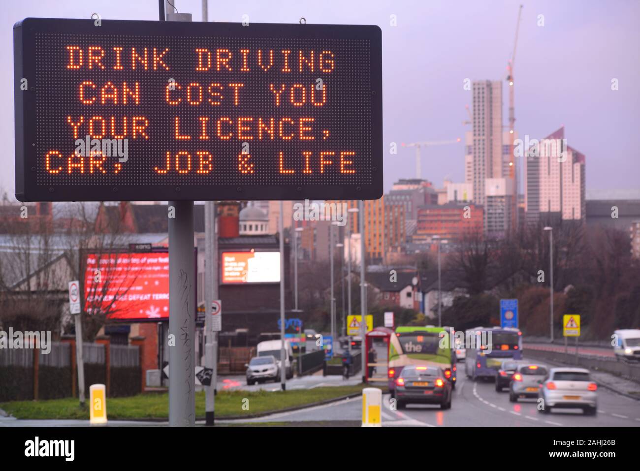 Passant de la circulation routière les conducteurs d'avertissement signe numérique contre l'alcool au volant et Leeds, Royaume-Uni Banque D'Images