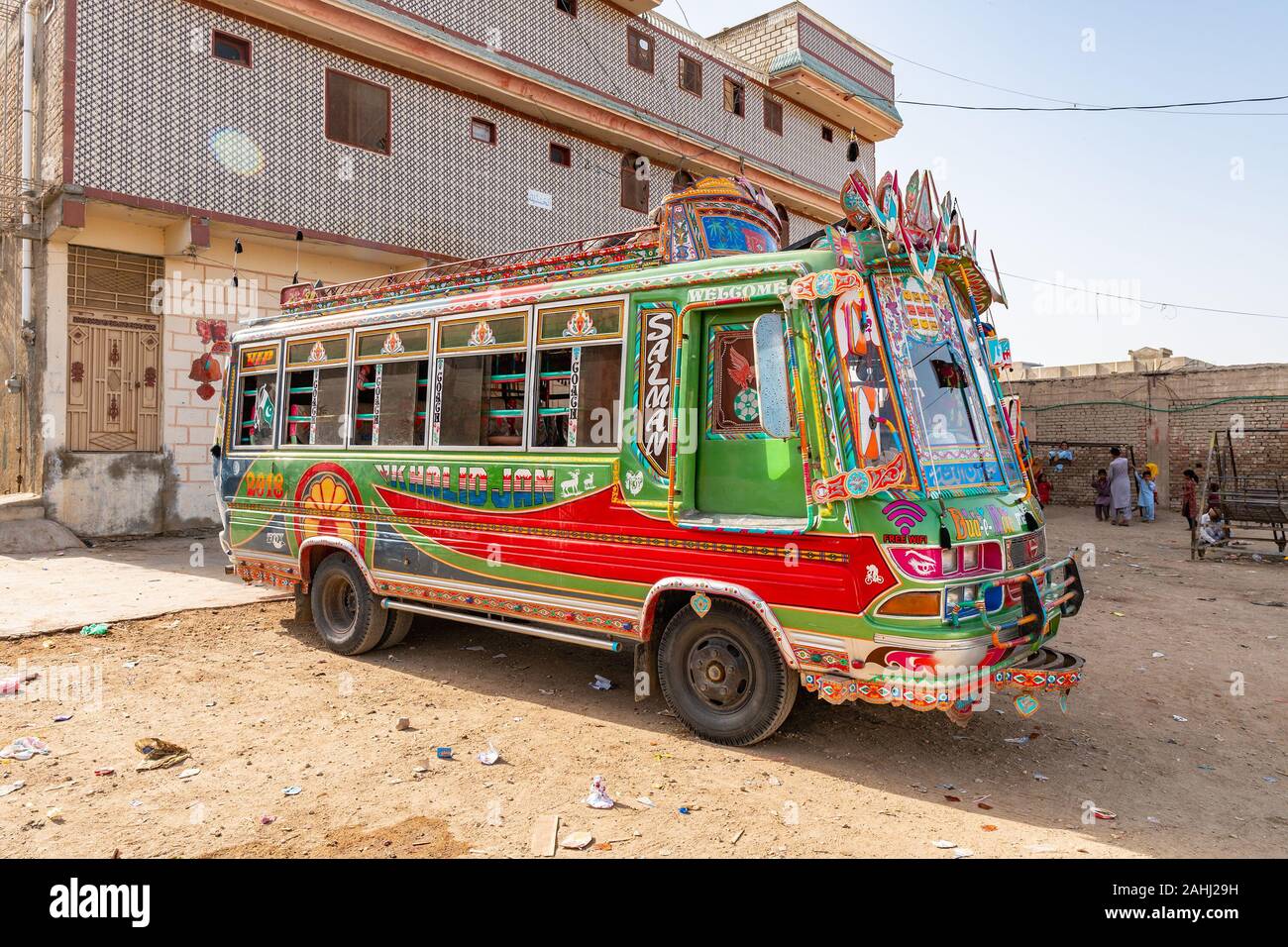 Sehwan Sharif Common Street vue pittoresque d'une remarquable sur un autobus pakistanais Ciel bleu ensoleillé Jour Banque D'Images