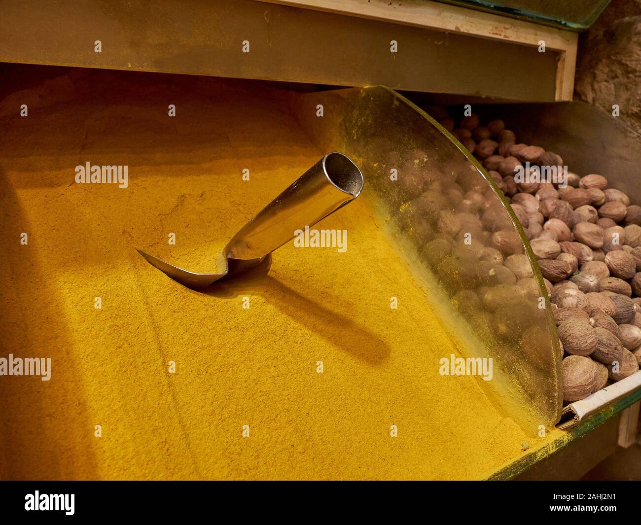 Différents types d'épices au marché aux épices. Banque D'Images