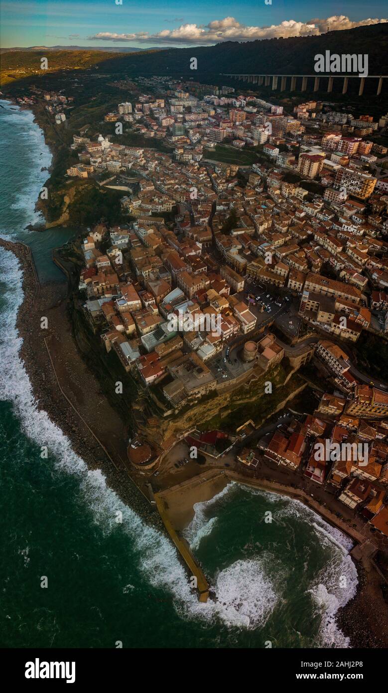 Vue aérienne de Pizzo Calabro, broken pier, Murat château aragonais, la Calabre en Italie. Maisons sur la roche. Tempête sur la mer et les vagues avec le vent. Le changement climatique Banque D'Images