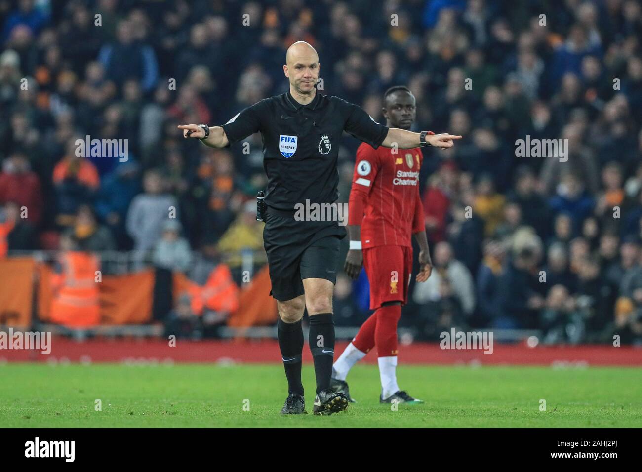 29 décembre 2019, Anfield, Liverpool, Angleterre, Premier League, Liverpool v Wolverhampton Wanderers : arbitre Anthony Taylor donne à la var décision sur Pedro Neto (7) de l'objectif de Wolverhampton Wanderers et son refusé pour hors-jeu Crédit : Mark Cosgrove/News Images Banque D'Images
