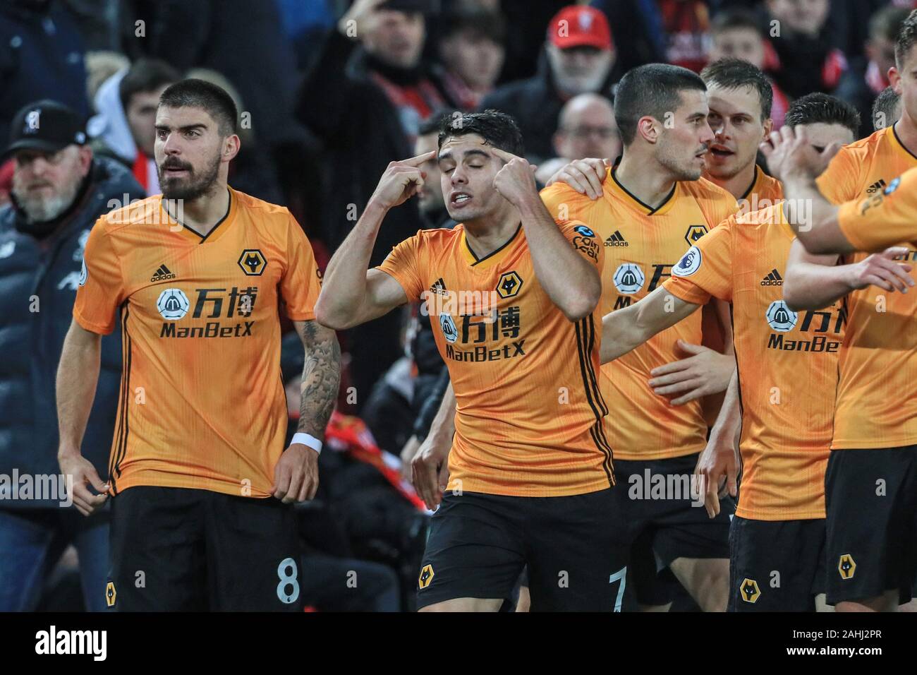 29 décembre 2019, Anfield, Liverpool, Angleterre, Premier League, Liverpool v Wolverhampton Wanderers : Pedro Neto (7) de Wolverhampton Wanderers célèbre son but pour le rendre 1-1 mais il règles VAR off side Crédit : Mark Cosgrove/News Images Banque D'Images