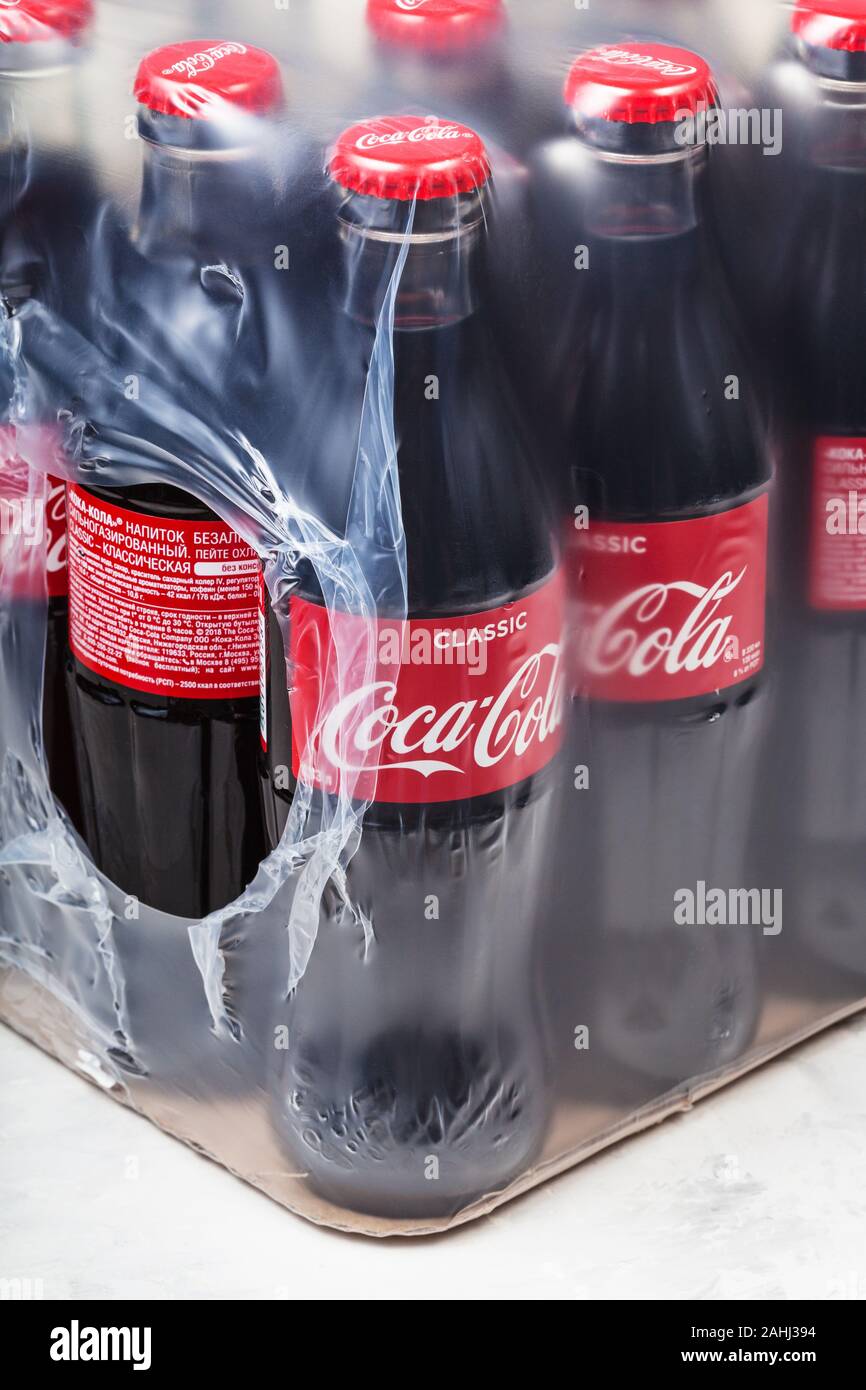 Moscou, Russie - le 25 décembre 2019 : Paquet de bouteilles en verre de Coca-Cola dans le film. Coca-Cola (coke) Boisson gazeuse est fabriqué par l'Coca-Col Banque D'Images