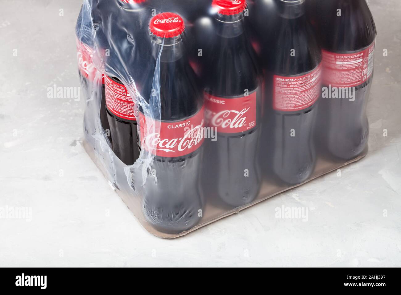 Moscou, Russie - le 25 décembre 2019 : Paquet de bouteilles en verre Coca-Cola sur sol en béton. Coca-Cola (coke) Boisson gazeuse est fabriqué par Th Banque D'Images