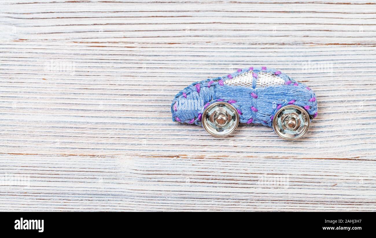 Needlecraft Contexte - Vue de dessus d'objets brodés par broche voiture fils à broder en soie bleu avec fermoir boutons sur planche en bois gris avec c Banque D'Images