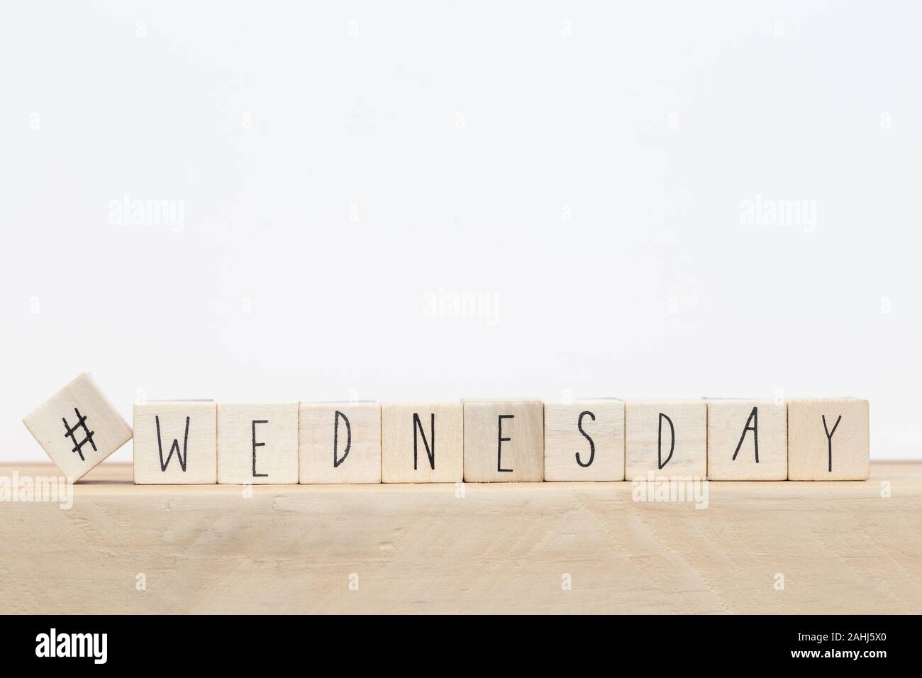 Cubes en bois avec un hashtag et la parole mercredi, social media concept près de fond blanc Banque D'Images