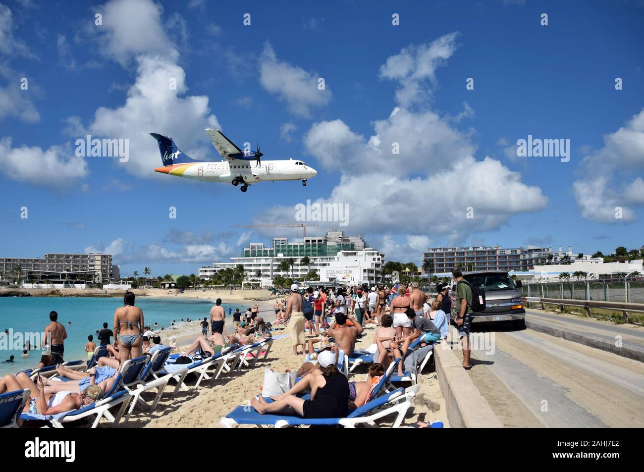 St Martin, Néerlandais Antelles - 25 décembre 2018 : avions atterrir plus bas Maho Beach, St Martin. La destination est une attraction touristique majeure du SIL Banque D'Images