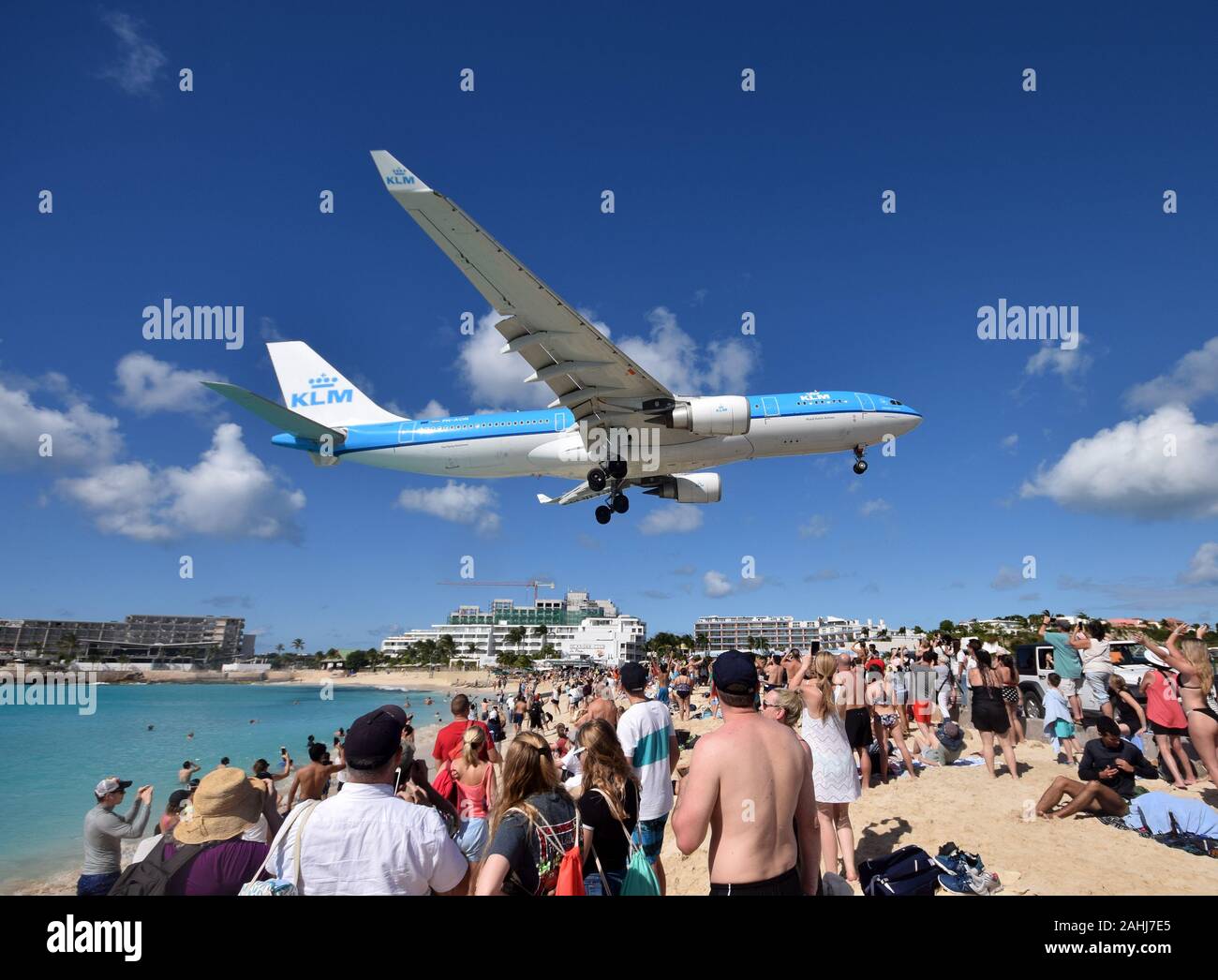 St Martin, Néerlandais Antelles - 25 décembre 2018 : KLM jet faible sur les terres lourdes Maho Beach, St Martin. La destination est une attraction touristique majeure de th Banque D'Images