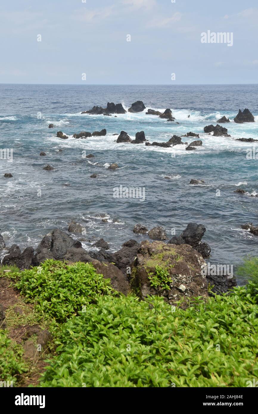 Big Island Hawaii littoral accidenté, formé de roches volcaniques Banque D'Images