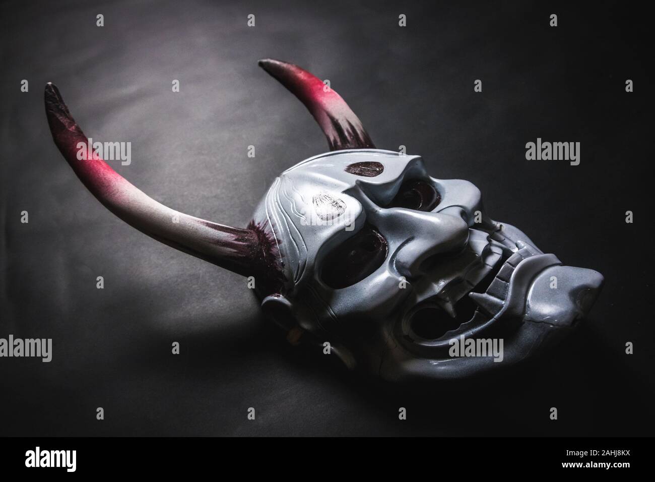 Oni japonais ou masque masque géant, utilisé pour décorer la main à partir de l'original pour lui donner l'air et de l'art sombre Banque D'Images