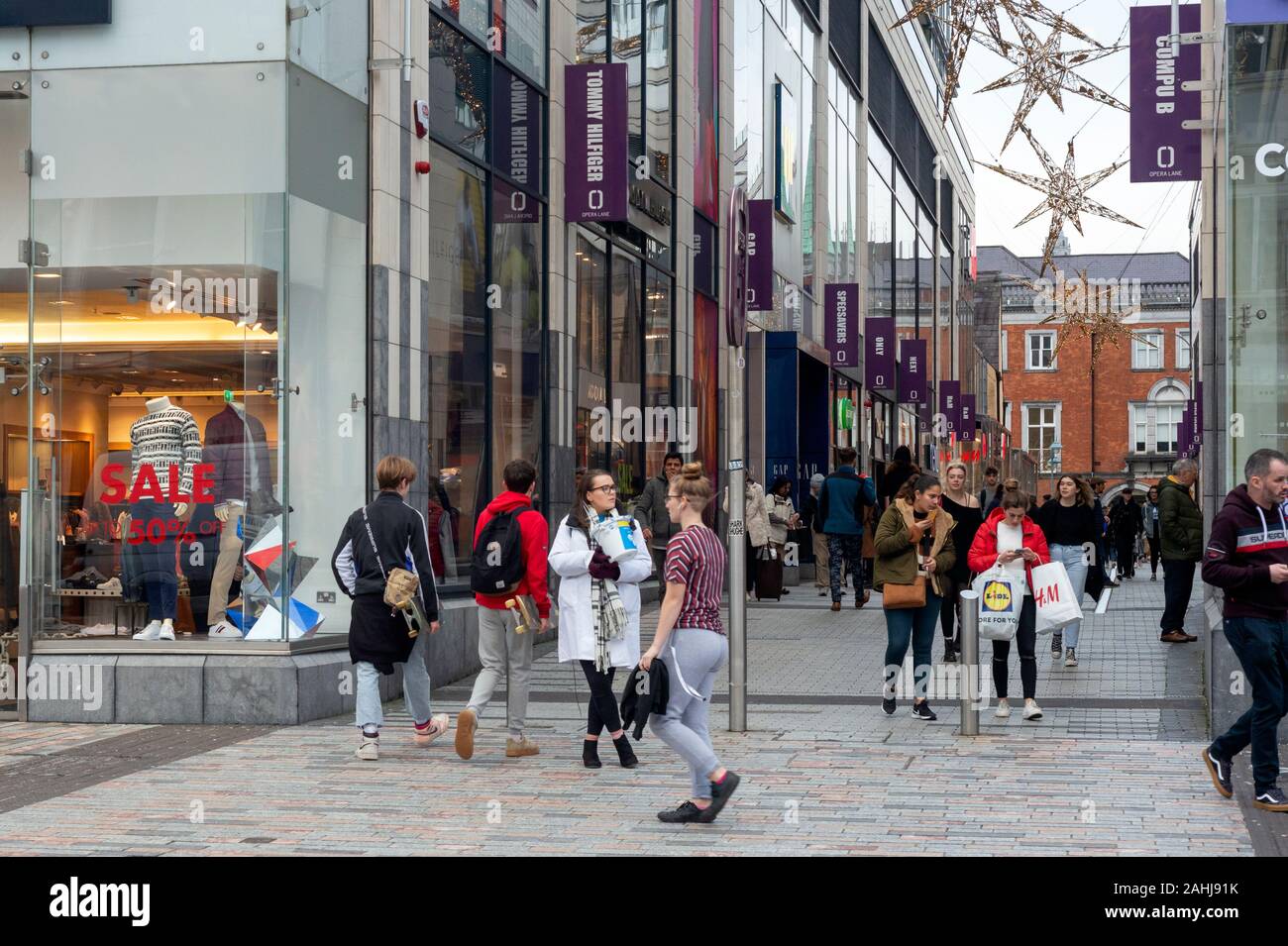 Les gens font du shopping de Noël à Opera Lane à Cork City, en Irlande Banque D'Images